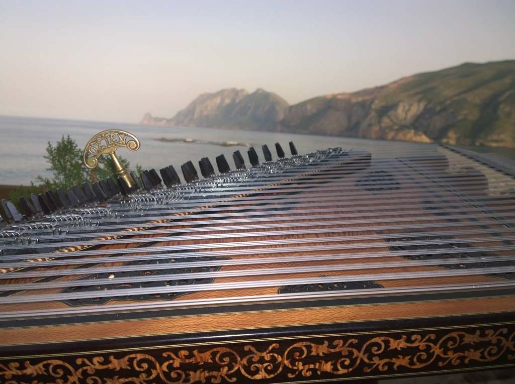 The Qanun on the terrace facing the sea / Le Qanun sur la terrasse face à la mer